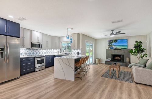 South Gate Ridge House | Poolside Oasis - Modern spacious 3 bedroom, 2 bathroom private pool home in Sarasota near Siesta Key
