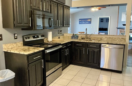 The Colony House | Poolside Oasis + Stunning Aquarium | Pets Welcome