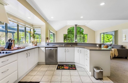 Manurewa House | Poolside Paradise Awaits You