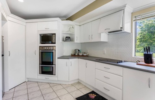 Manurewa House | Poolside Paradise Awaits You