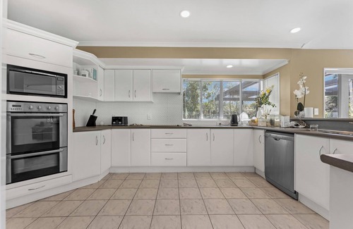 Manurewa House | Poolside Paradise Awaits You