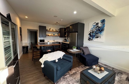 Foothills House | Poolside Paradise Retreat: Private Suite with Pool , Hot Tub & Scenic Views"