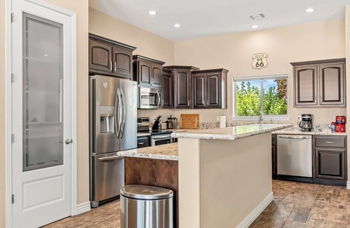 Sunridge Estates House | Poolside Paradise 5mins from River-Lake-Casinos