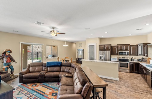Sunridge Estates House | Poolside Paradise 5mins from River-Lake-Casinos