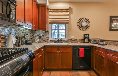 La Quinta Condo | Poolside! Renovated Villa next to sparking pool/spa, Pet Friendly! - Ground Floor (L40-2)