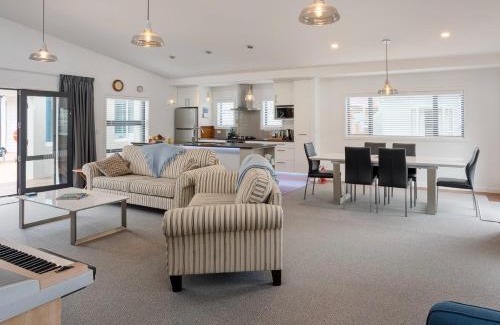 Waikawa Bay House | Poolside Retreat - Picton Holiday House Waikawa