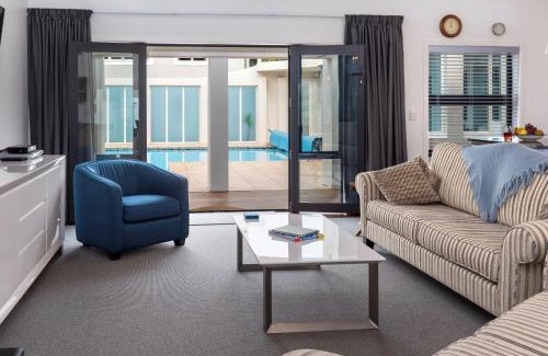 Waikawa Bay House | Poolside Retreat - Picton Holiday House Waikawa