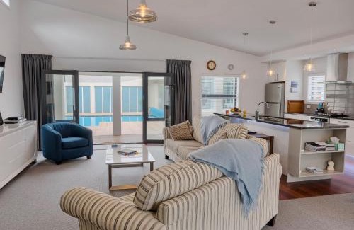 Waikawa Bay House | Poolside Retreat - Picton Holiday House Waikawa