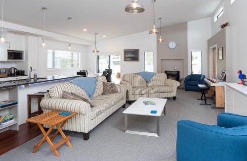 Waikawa Bay House | Poolside Retreat - Picton Holiday House Waikawa