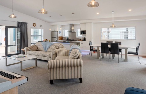 Waikawa Bay House | Poolside Retreat - Picton Holiday House (Waikawa)