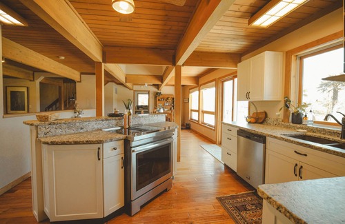 Medford House | Poolside Retreat W/Sauna Heart of Wine Country