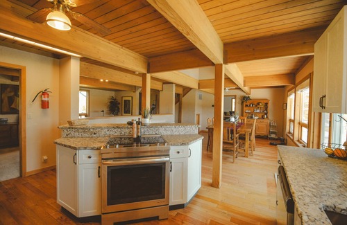 Medford House | Poolside Retreat W/Sauna Heart of Wine Country