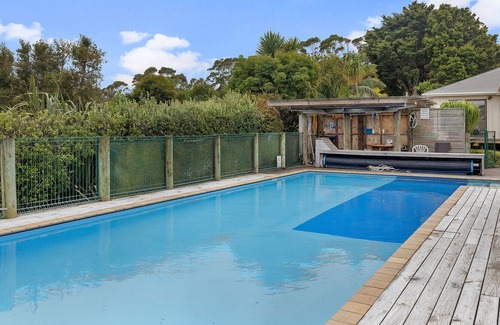 Matakana House | POOLSIDE SERENITY - T?WHARANUI PENINSULA HOLIDAY HOME in Matakana