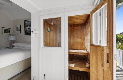 Kurraba Point House | Poolside Stay - Close to Taronga Zoo & Luna Park