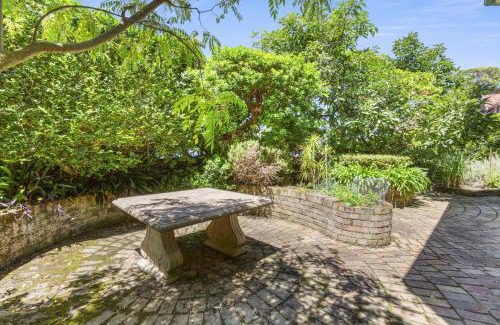 Kurraba Point House | Poolside Stay - Close to Taronga Zoo & Luna Park