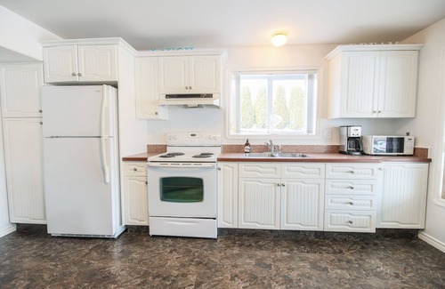 Okanagan-Similkameen Apartment | Poolside Suite Surrounded by Vineyard & Orchard