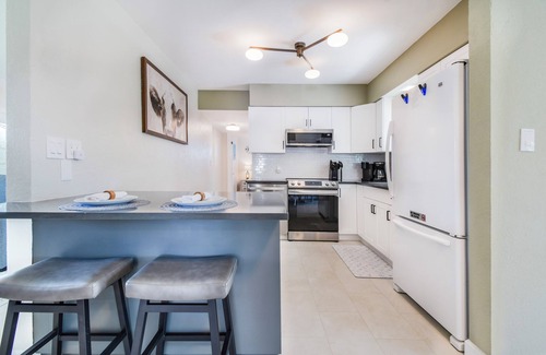 Seminole House | Poolside Tropical Retreat - 5 minutes to the beaches
