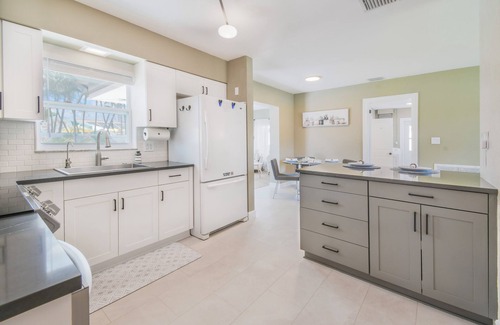 Seminole House | Poolside Tropical Retreat - 5 minutes to the beaches