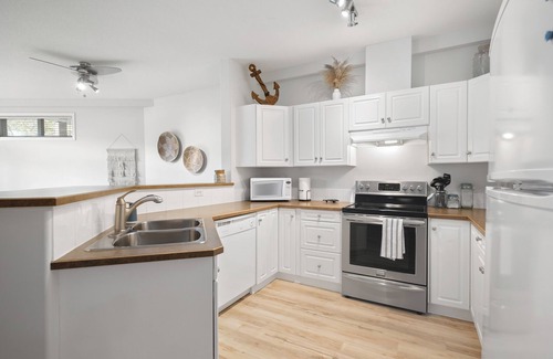 North End Condo | Poolside Waterfront Condo - Sunset Drive