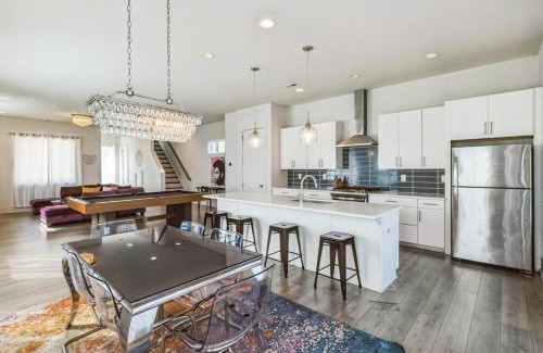 Sugar Creek House | PoolTable-15 Mins to Uptown & DT-King Bed!