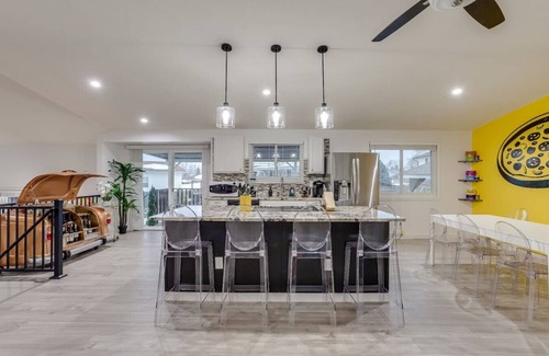 South Westminster House | Pop Art Oasis | Karaoke, Mini Golf, Hot Tub & Pool