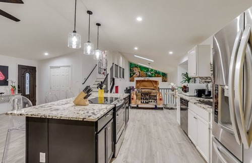 South Westminster House | Pop Art Oasis | Karaoke, Mini Golf, Hot Tub & Pool