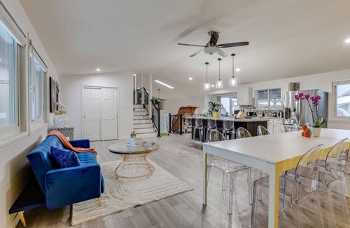South Westminster House | Pop Art Oasis | Karaoke, Mini Golf, Hot Tub & Pool