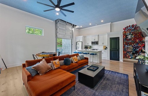 Red Bank House | Pop Art on Hedgewood 4BR Game Room Hot Tub Screened Porch 3 Min to Downtown