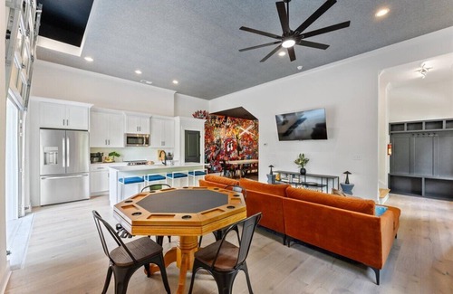Red Bank House | Pop Art on Hedgewood 4BR Game Room Hot Tub Screened Porch 3 Min to Downtown