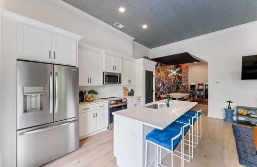 Red Bank House | Pop Art on Hedgewood 4BR Game Room Hot Tub Screened Porch 3 Min to Downtown