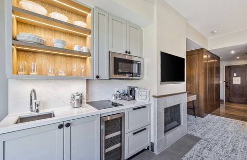 Avon Condo | Pop Art Villa Riverfront | Studio
