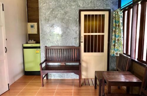 Trat House | Pop riverside trat
