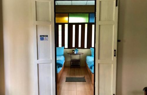Trat House | Pop riverside trat