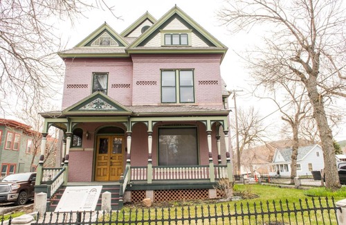 Helena Apartment | Pope House - Hist. Mansion - The Wild(e) Suite