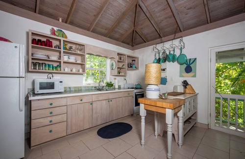 North Palmetto Point Cottage | Poponi Cottage on pink sand Beachfront Estate