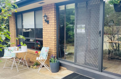Clunes House | Poppies@Clunes nCentrally located 80s-style home Cosy, comfortable & relaxing !