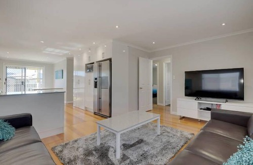 Glenorchy House | Poppies House Hobart