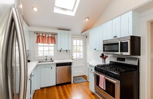 Popponesset Cottage | Popponesset-3 Bed, 1 bath, Sleeps 6, A/C, outdoor shower. Walk to Bluff beach