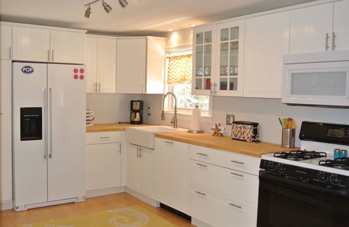 Mashpee Cottage | Poppy Cottage - Walk to Beach, Central AC!