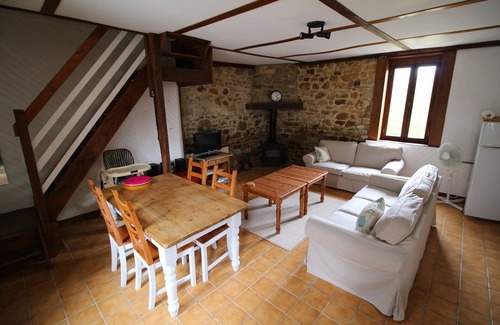 Mohon House | Poppy is a rural 3 bedroom Gite for up to five guests