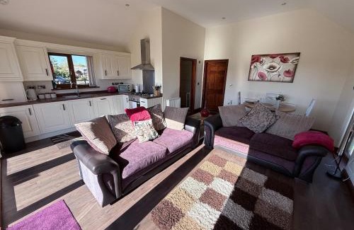Fitling House | Poppy Lodge-Tranquil-Fishing-Hot Tub-7m to Beach