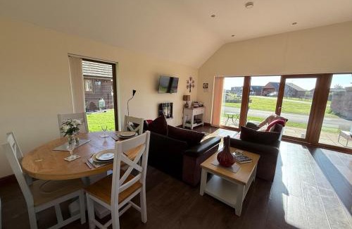 Fitling House | Poppy Lodge-Tranquil-Fishing-Hot Tub-7m to Beach