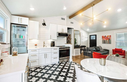 Brazos House | Poppy & Rye Cottage; one block from Magnolia, walkable to everything!