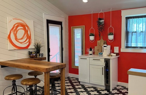 Brazos House | Poppy & Rye Cottage; one block from Magnolia, walkable to everything!
