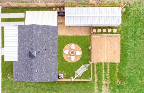 Brazos House | Poppy & Rye Cottage; one block from Magnolia, walkable to everything!