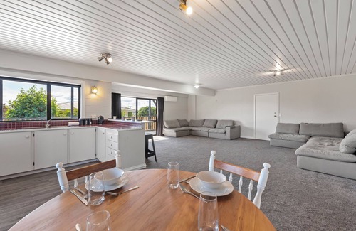 Richmond Heights House | Poppy's Bach - Lake Taupo Holiday Home