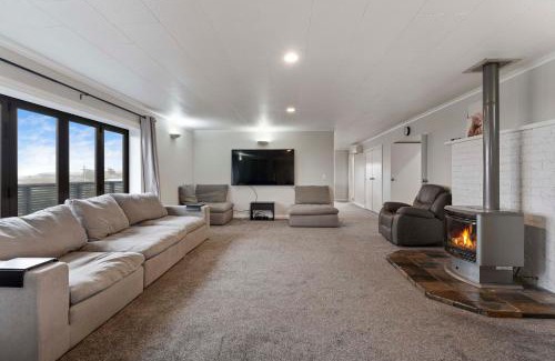 Waipahihi House | Poppy's Bach - Lake Taupo Holiday Home