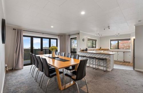Waipahihi House | Poppy's Bach - Lake Taupo Holiday Home