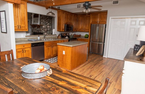 Pottsboro House | POPULAR Cozy Lake Texoma Cabin with Hot Tub - 1/2 Mile to Lake, Pet Friendly