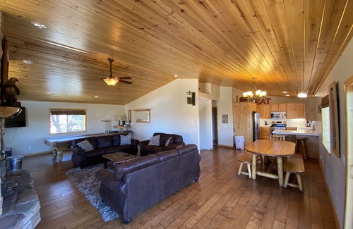 Upper Moonridge House | Popular Hiking and Snow Play Cabin-Amazing Views-Friends&Family Gather Here, Spa